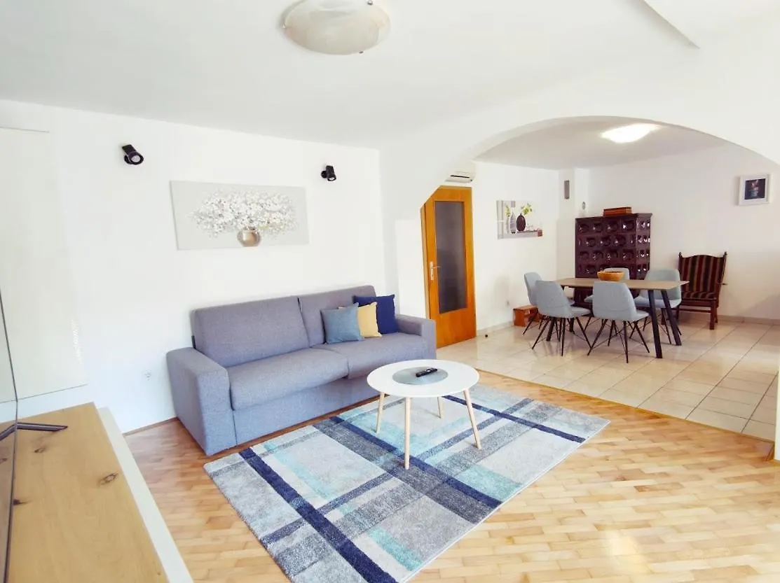 Apartment Jela Pula 0*,