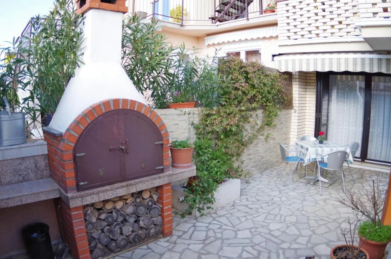 Apartment Jela Pula 0*,
