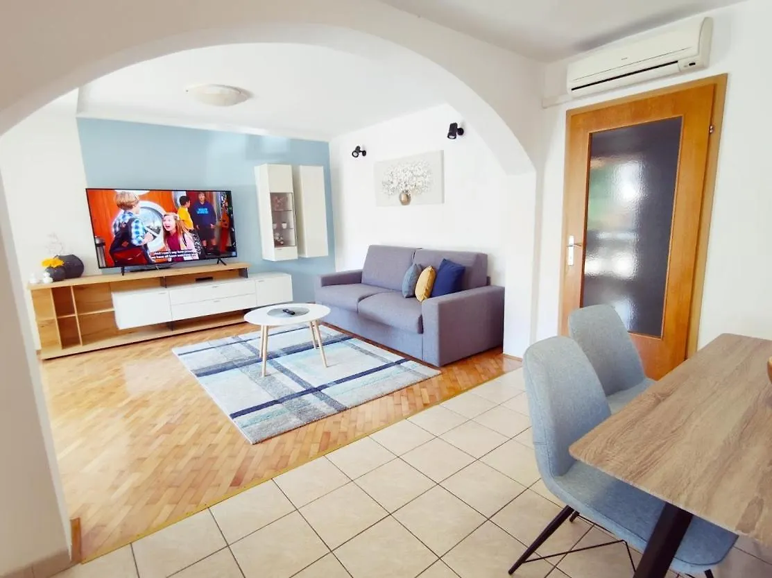 Apartment Jela Pula 0*,